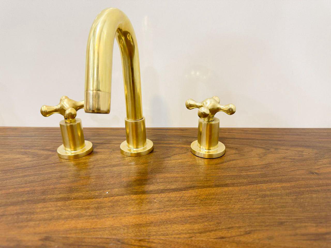 Unlacquered Solid Brass Faucet for bathroombathroom, 3-Hole Vanity Bathroom Fixture.