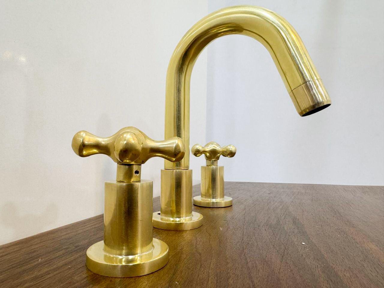 Unlacquered Solid Brass Faucet for bathroombathroom, 3-Hole Vanity Bathroom Fixture.
